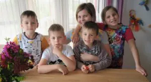 Barni négy gyermekkel