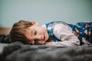 baba alszik tipegő hálózsákban