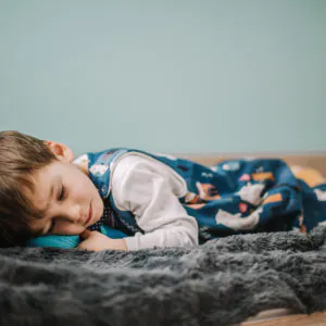 kisfiú 4babies tipegő hálózsákban alszik