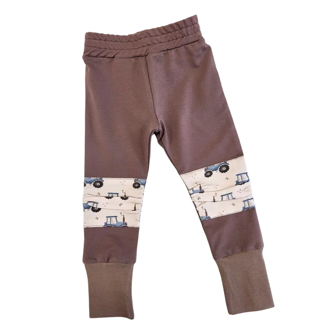 4BABIES "Rosszcsont" térdfoltos szabadidő nadrág, földbarna & Kisgazda