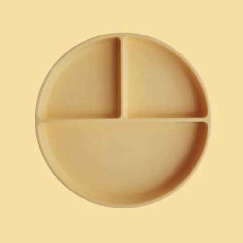 Tányérok, alátétek és evőeszközök