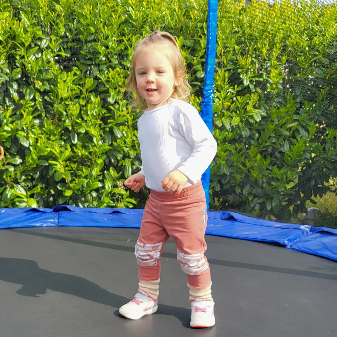 4BABIES Térdfoltos szabadidő nadrág, púderbarna & kolibri - Image 2