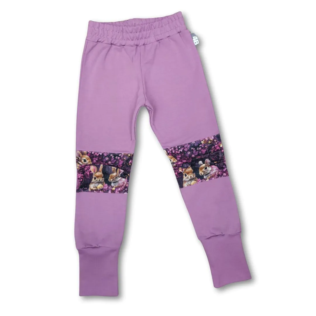 4BABIES "Rosszcsont" térdfoltos szabadidő nadrág, pasztell lila & nyuszikák